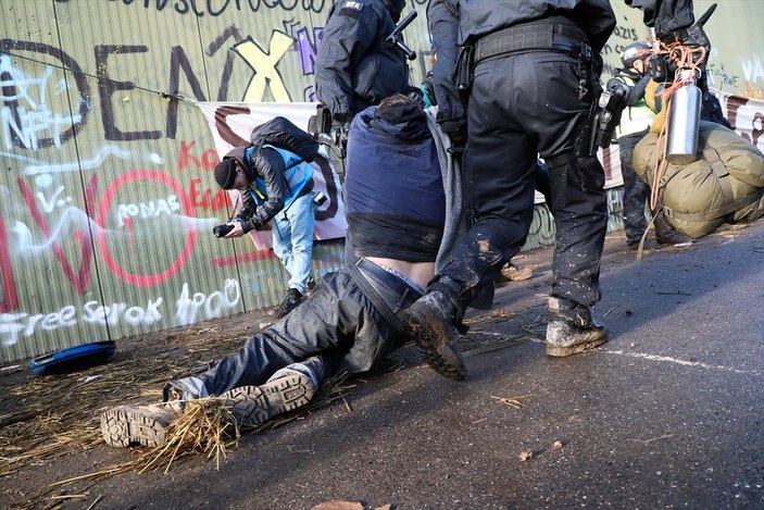 Almanya'da polis, maden köyündeki çevrecilere müdahale etti