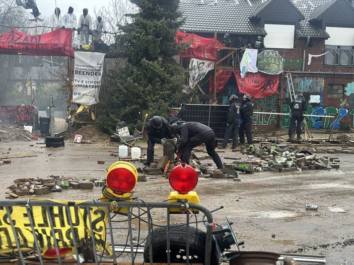 Almanya'da polis, maden köyündeki çevrecilere müdahale etti