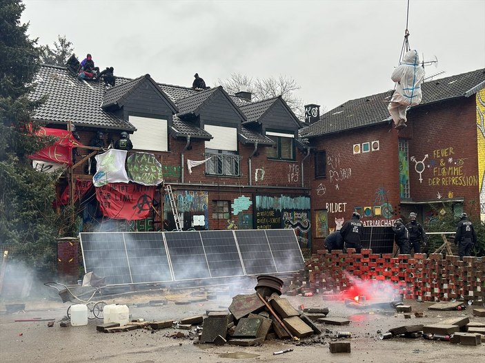 Almanya'da polis, maden köyündeki çevrecilere müdahale etti