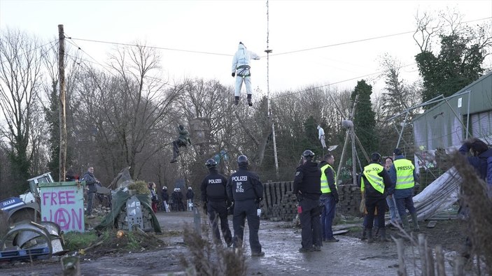 Almanya'da polis, maden köyündeki çevrecilere müdahale etti