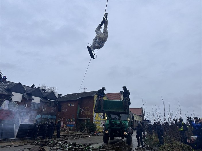 Almanya'da polis, maden köyündeki çevrecilere müdahale etti