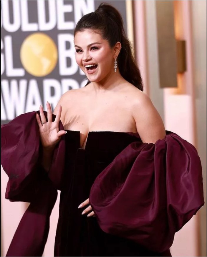 Selena Gomez'in Altın Küre tarzı beğenilmedi