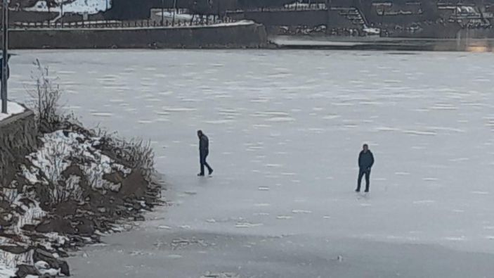 Uzungöl'ün yüzeyinin bir bölümü buz tuttu