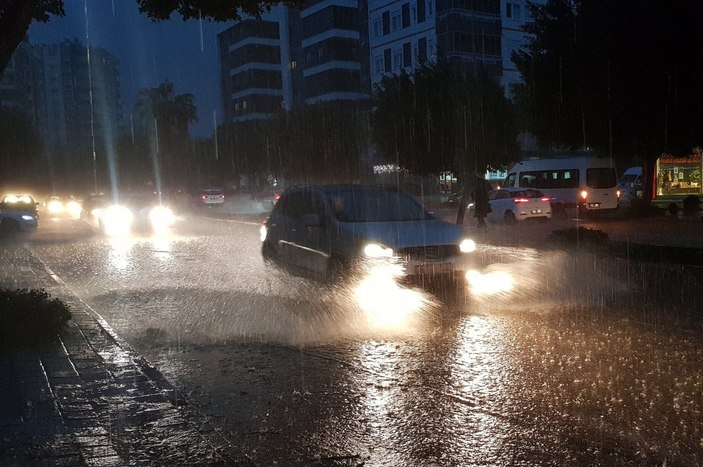 Antalya'da kuvvetli yağmur hayatı felç etti