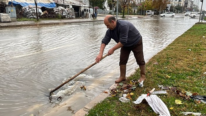 Antalya'da kuvvetli yağmur hayatı felç etti