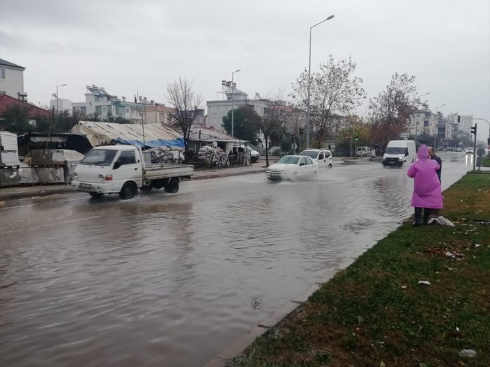 Antalya'da kuvvetli yağmur hayatı felç etti