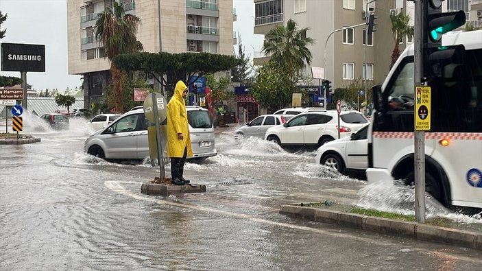 Antalya'da kuvvetli yağmur hayatı felç etti