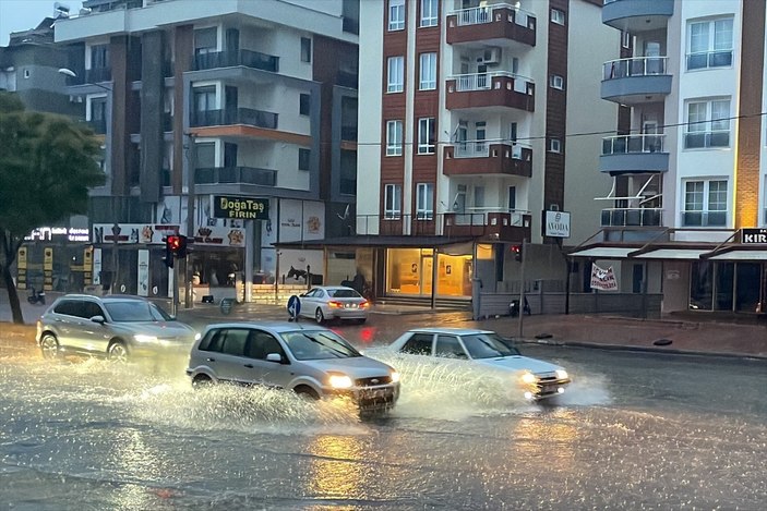 Antalya'da kuvvetli yağmur hayatı felç etti