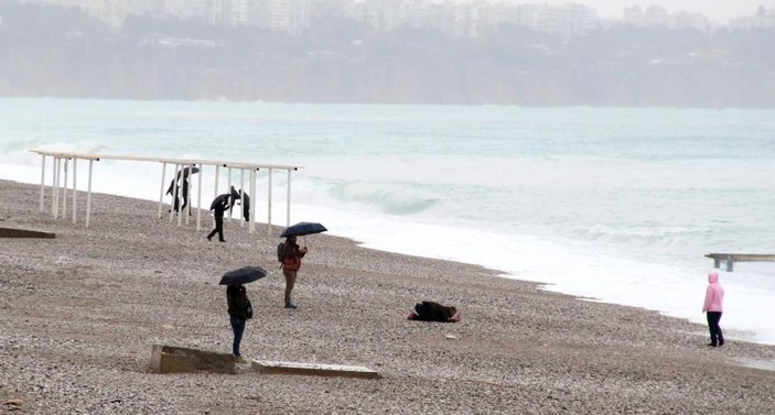 Antalya'da defineciler sahile akın etti