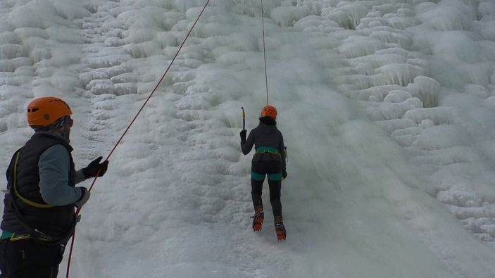 Erzurum’da buz duvarına tırmanan dağcılar nefes kesti
