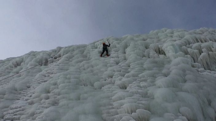 Erzurum’da buz duvarına tırmanan dağcılar nefes kesti