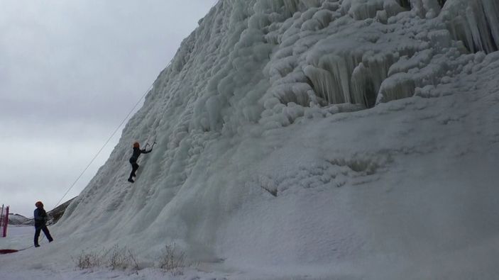Erzurum’da buz duvarına tırmanan dağcılar nefes kesti