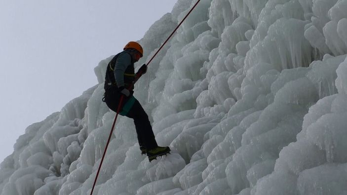 Erzurum’da buz duvarına tırmanan dağcılar nefes kesti
