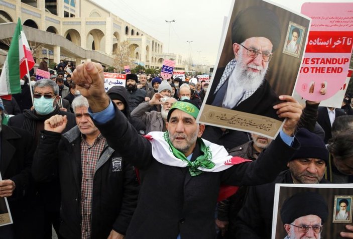 İran'da bu kez hükümet destekçileri sokağa çıktı