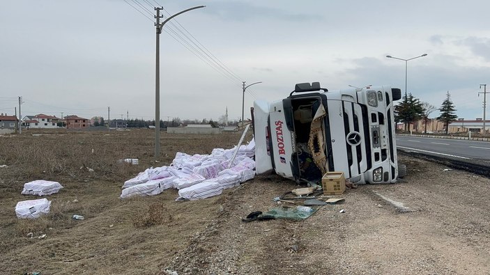 Afyonkarahisar'da tekstil malzemesi taşıyan tır devrildi