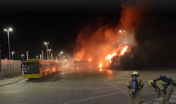 Hollanda'da 14 otobüs yandı