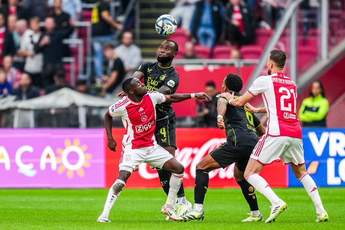 Ajax - Feyenoord maçı çıkan olaylar nedeniyle tatil edildi