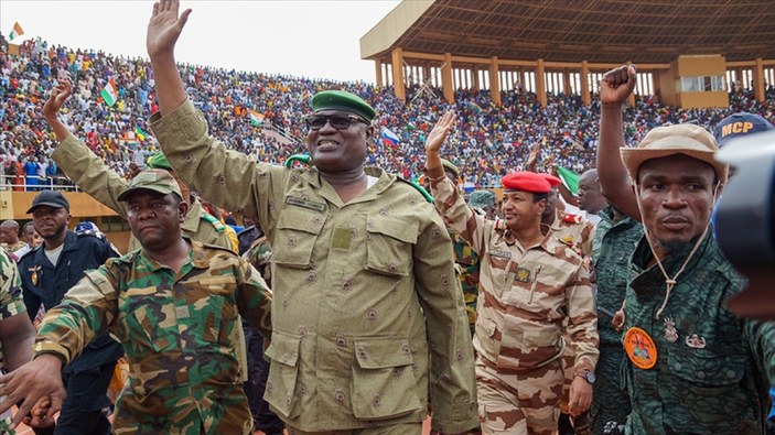 Fransa, Nijer'den büyükelçisini ve askerlerini çekiyor