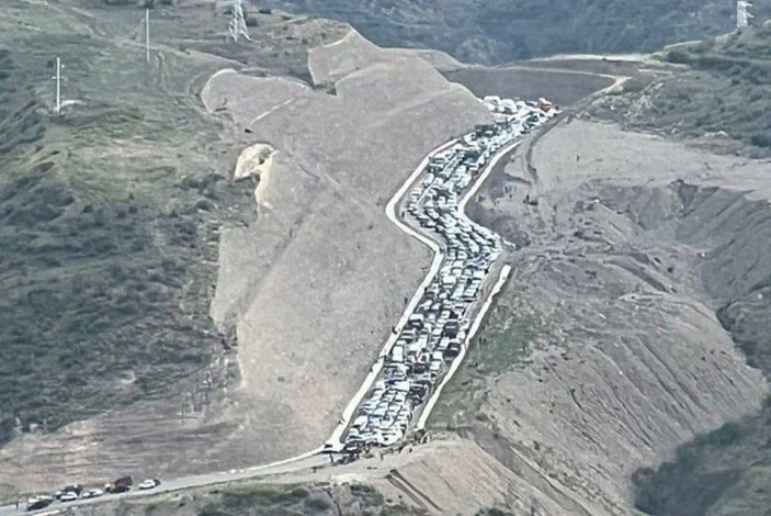 Karabağ'ı terk eden Ermenilerin oluşturduğu konvoy