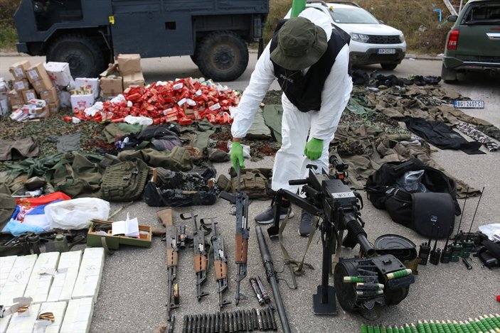 Kosova'nın kuzeyinde ele geçirilen silah ve mühimmatlar