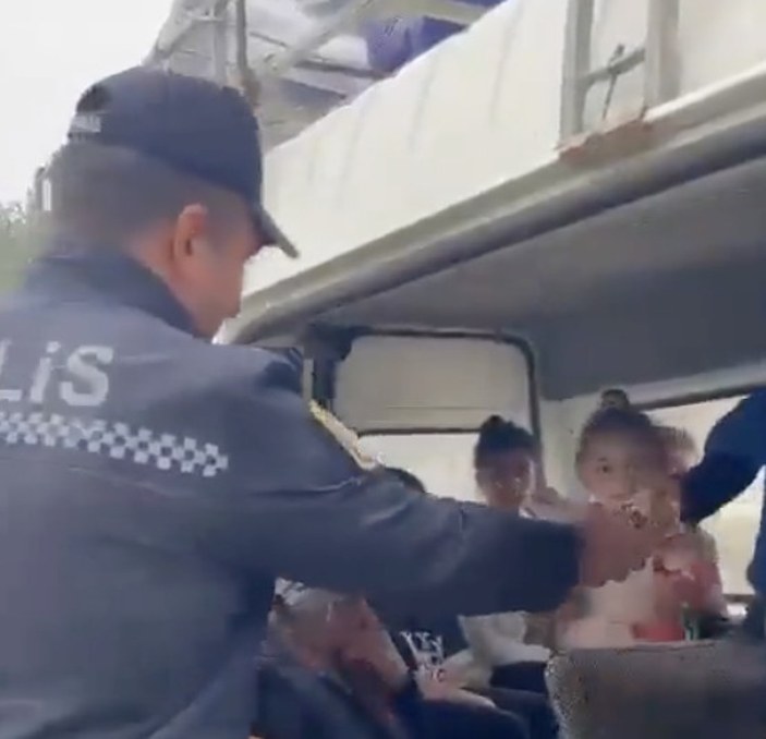 Ermeni çocuklara bisküvi dağıtan Azerbaycan polisi