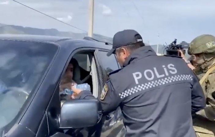 Ermenilere su dağıtan Azerbaycan polisi