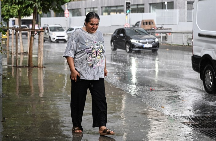 İstanbul'da şiddetli yağış sele döndü