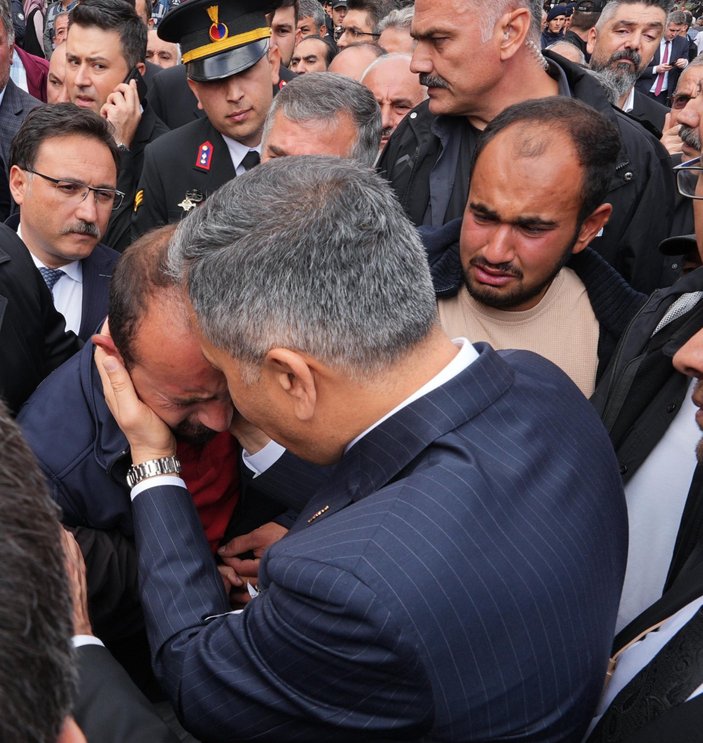 Şehit Mikail Bozlağan'ın yakını ile İçişleri Bakanı Ali Yerlikaya