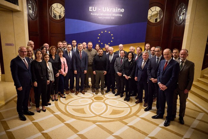 Ukrayna Devlet Başkanı Zelensky ve AB dışişleri bakanları Kiev'deki toplantıda fotoğraf çektirdi.