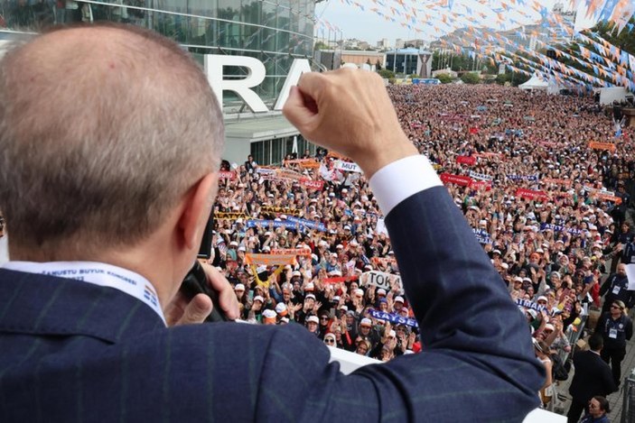 Cumhurbaşkanı Erdoğan, kongre öncesi kalabalığa hitap etti