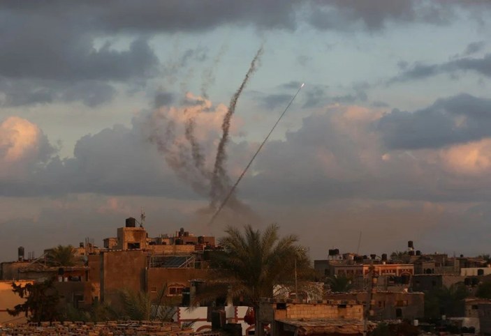 Hamas güçleri, Tel Aviv'e roket attı