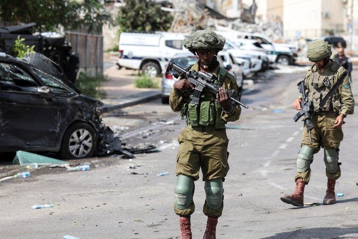 Sderot şehrine düzenlenen saldırı sonrası İsrail askerleri devriye gezdi.