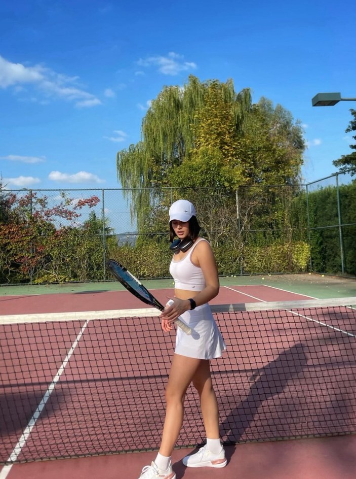 Survivor Ayşe Yüksel mini etekli tenis kombiniyle instagramı yaktı geçti! 'Afet misin?'