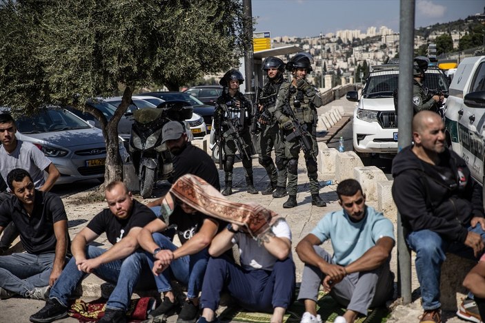 İsrail askerleri namaz kılmak isteyen Filistinlilere lağım suyu sıktı