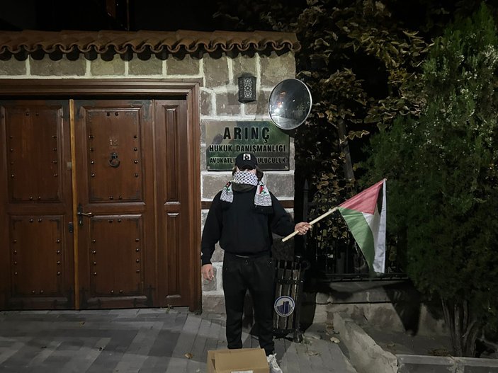 Hamas'ı eleştiren Bülent Arınç, ofisinde gerçekleştirilen eyleme tepki gösterdi