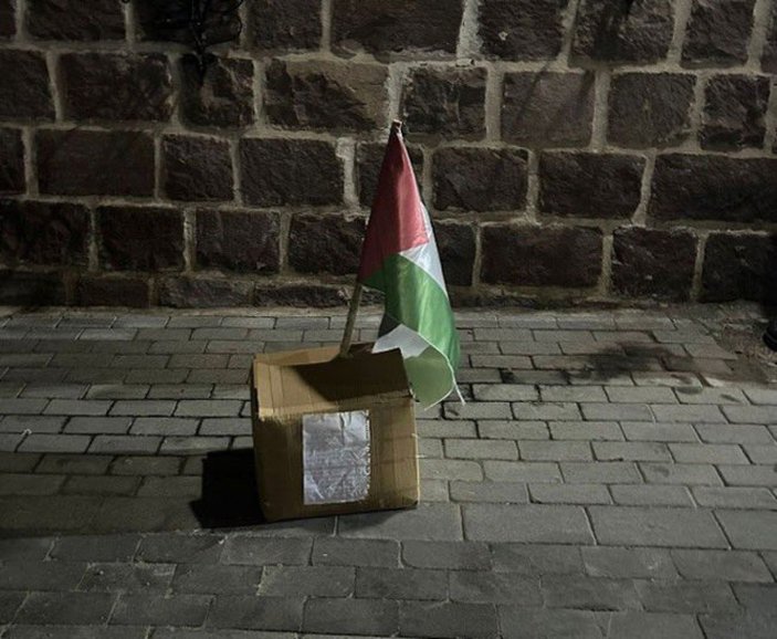 Hamas'ı eleştiren Bülent Arınç, ofisinde gerçekleştirilen eyleme tepki gösterdi
