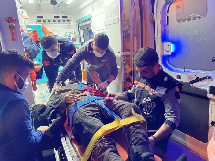 Van'da kaçak göçmenleri taşıyan minibüs devrildi: 20 yaralı