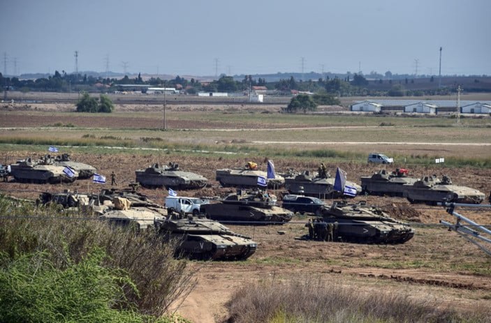 Yüzlerce İsrail tankı Gazze sınırında