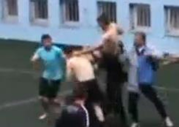 Futbolcudan polise uçan tekme - Video