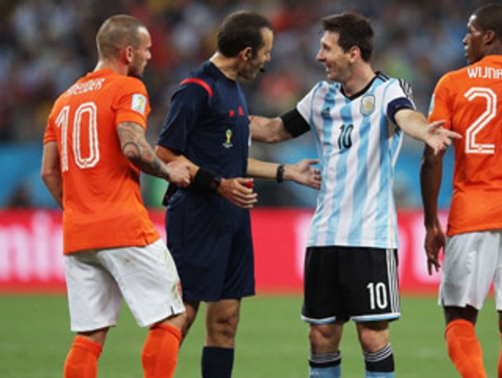 Sosyal medyada Messi ile Cüneyt Çakır'ın sohbeti