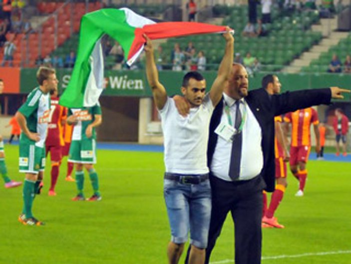Galatasaray maçında Filistin bayrağıyla sahaya indi