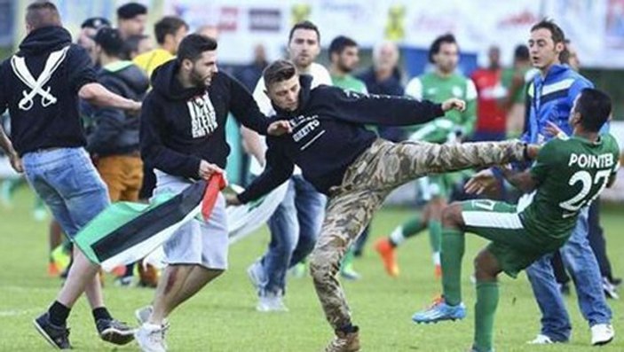 Taraftardan İsrailli futbolcuya uçan tekme - İzle