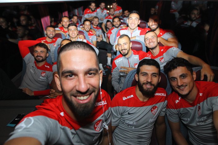 Arda Turan'dan Milli Takım selfiesi