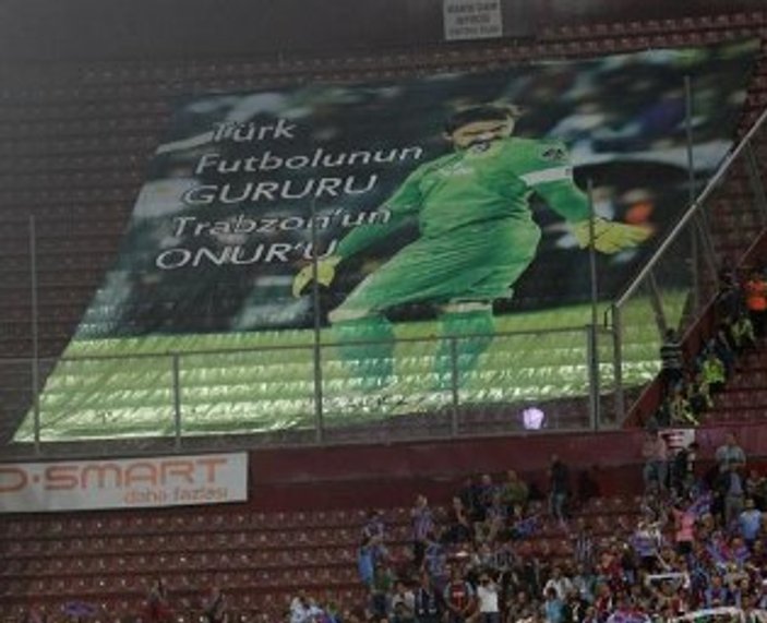 Trabzonspor taraftarından dev Onur Kıvrak pankartı
