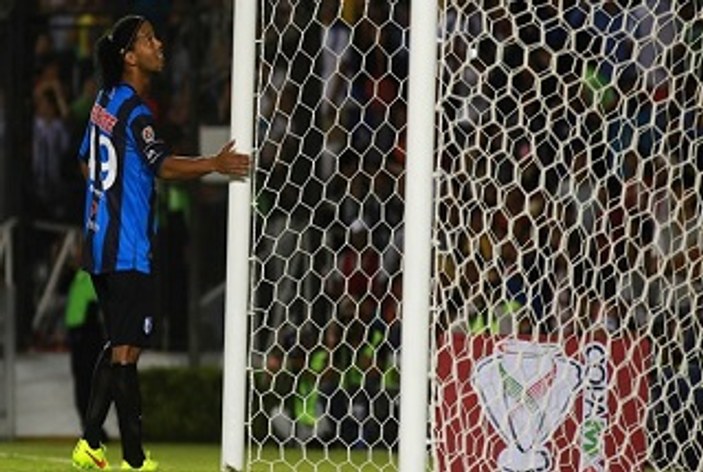 Ronaldinho penaltıyı tribüne yolladı - İZLE