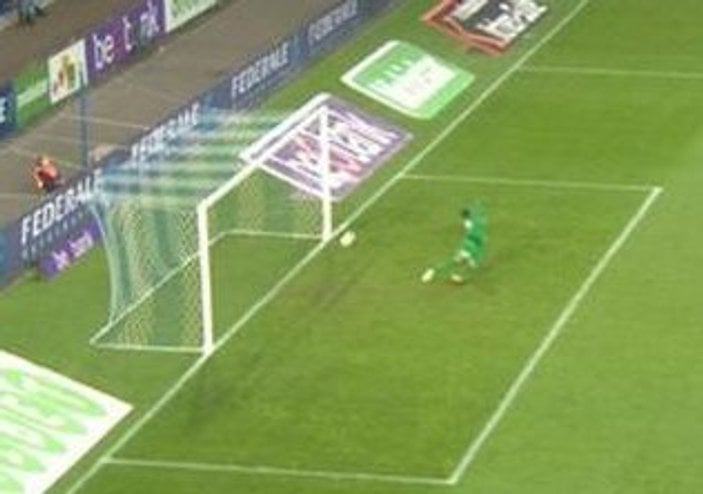Belçikalı hakemin gol kararı futbolcuları bile şaşırttı