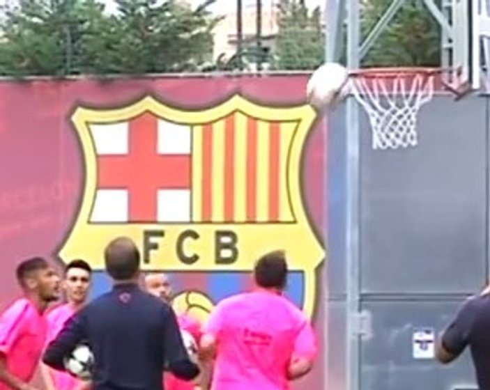 Messi kafayla basket attı İZLE