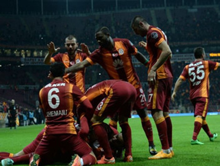 Bu kez Galatasaraylı futbolcular taraftarı protesto etti