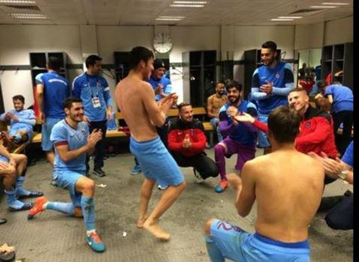 Trabzonsporlu futbolcular soyunma odasında coştu