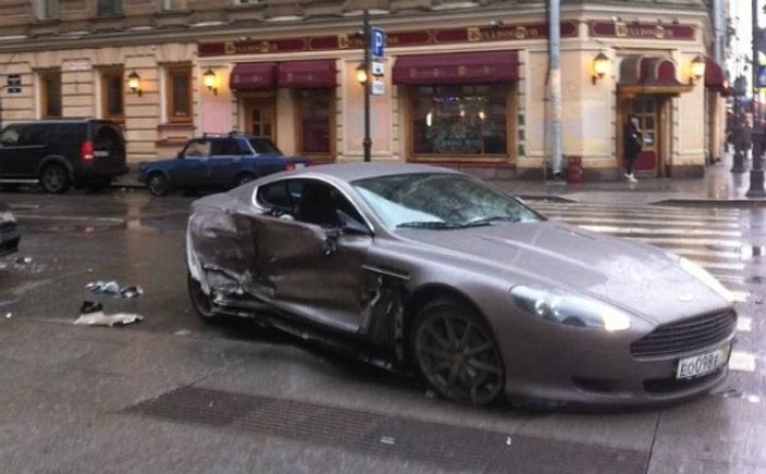 Zenit'in 15'lik kalecisi Aston Martin'le kaza yaptı
